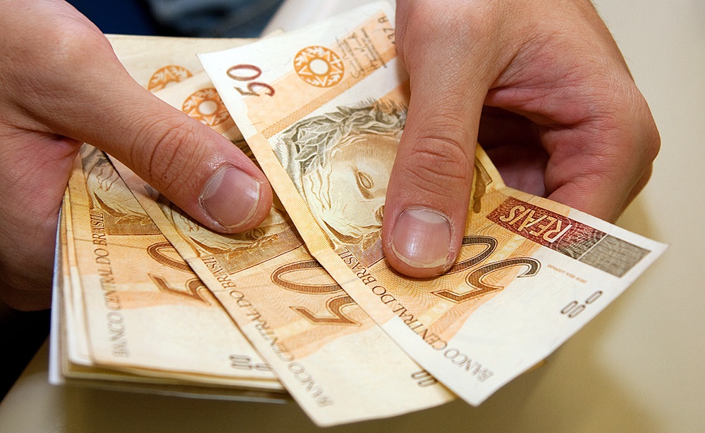 Ir para  <p>Institui&ccedil;&otilde;es financeiras consultadas pelo Banco Central (BC) ajustaram, pela terceira semana consecutiva, a estimativa de encolhimento da economia. Desta vez, a proje&ccedil;&atilde;o de queda do Produto...